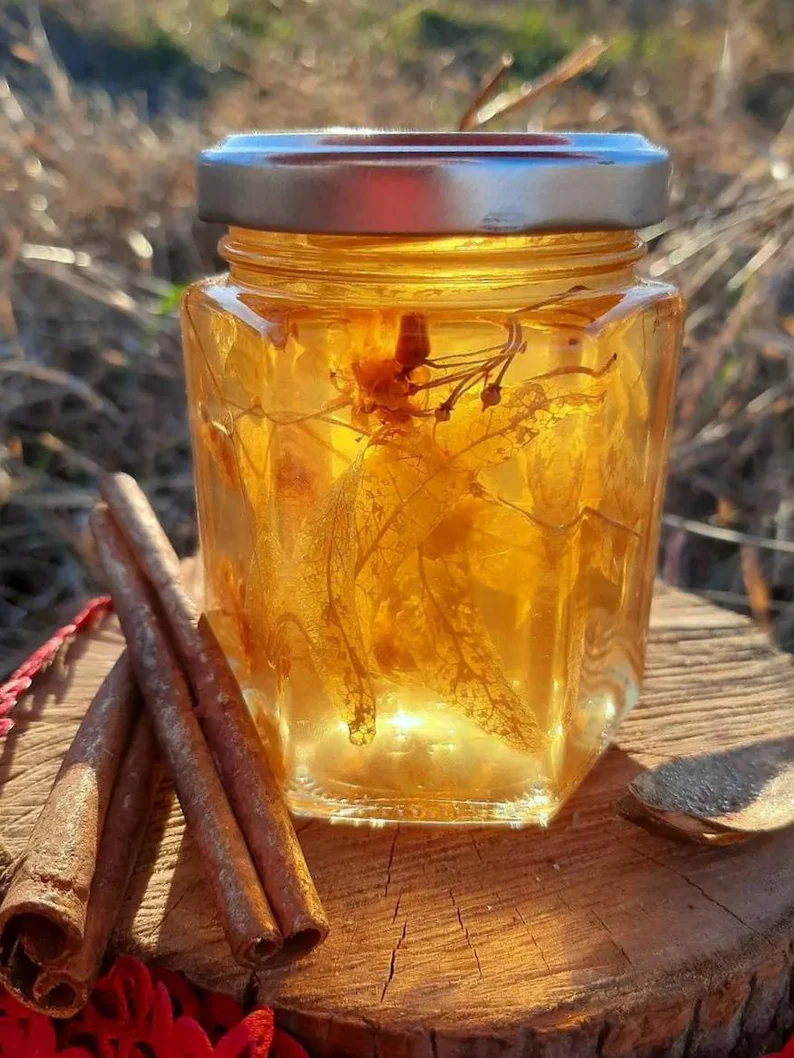 Miel de tilo con flor de tilo y canela