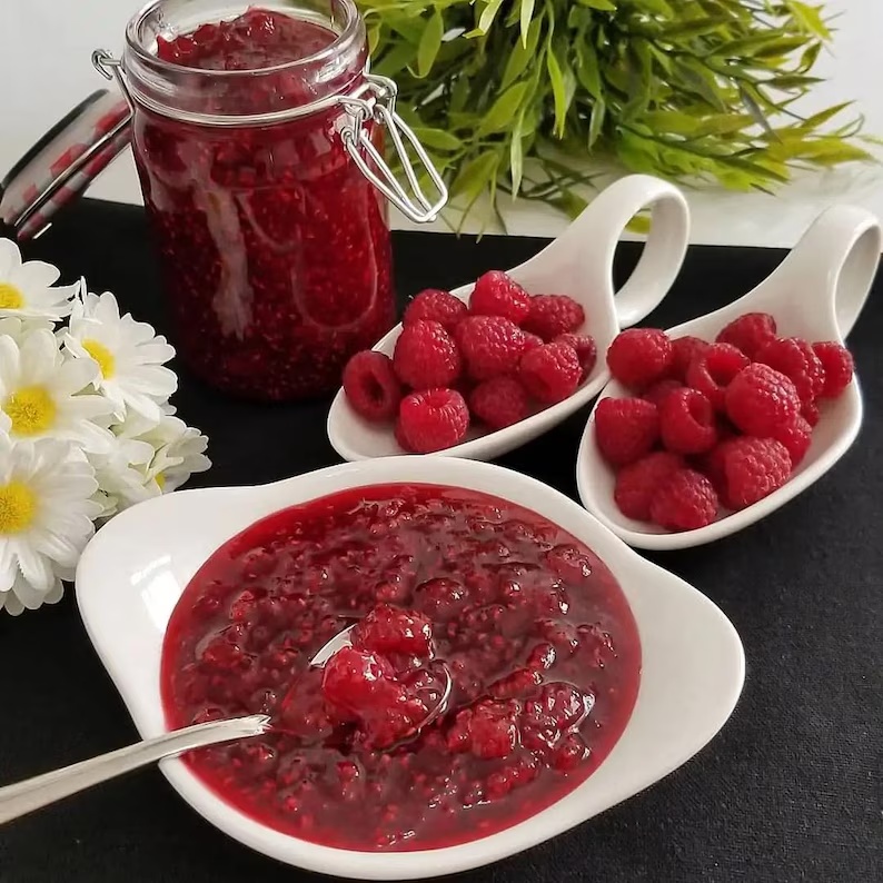 Zumo de frambuesa sin cocción y mermelada rápida con lo que sobra