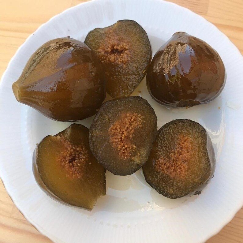 Higos maduros enteros en almíbar