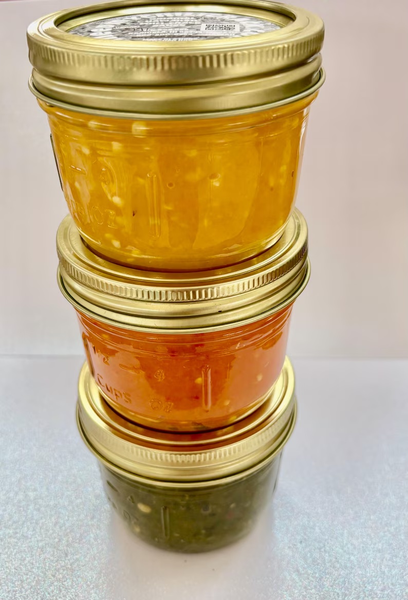 Salsas picantes de guindilla en tres colores